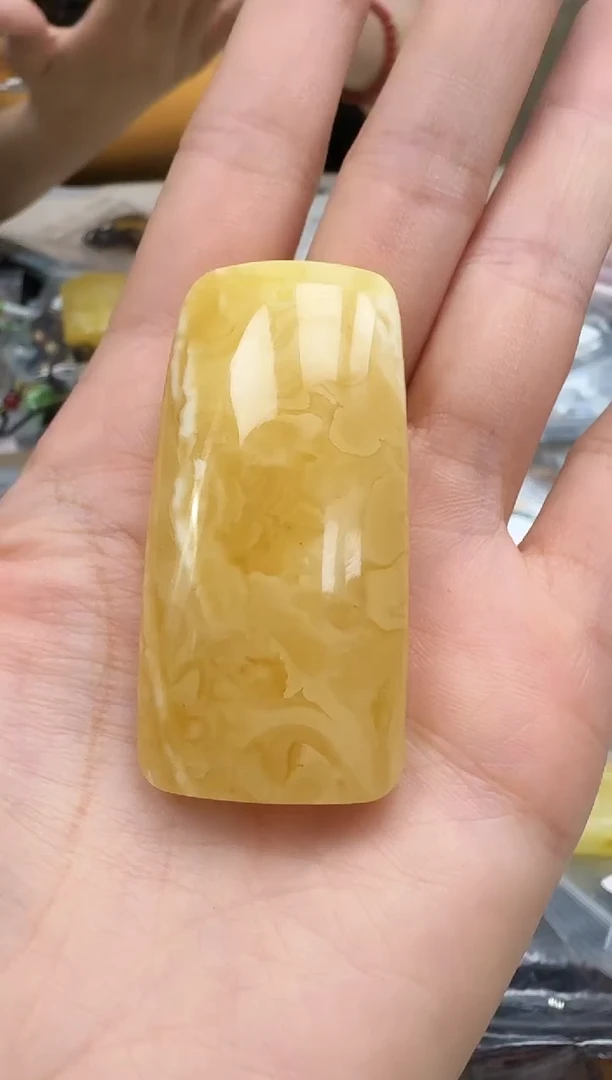 未镶嵌琥珀裸石如图