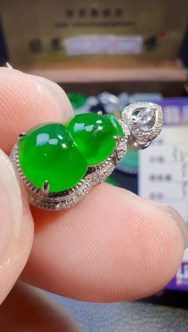 翡翠18K金镶嵌颈饰?翡翠
