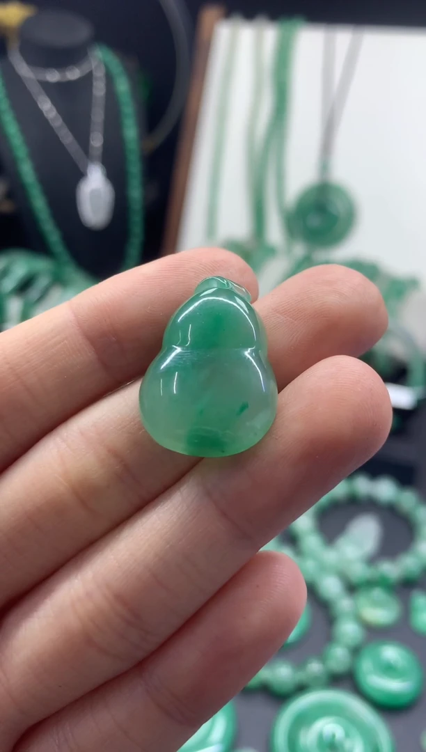 吊坠(不含链)未镶嵌石英质玉（非洲翠）葫芦
