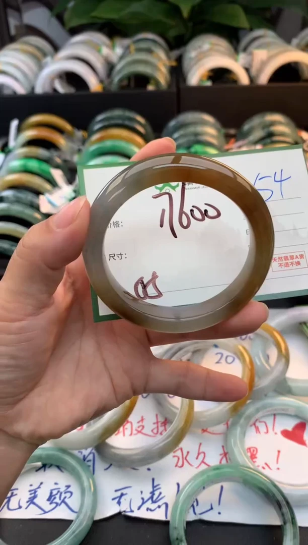未镶嵌定制翡翠毛货需精细抛光+多人