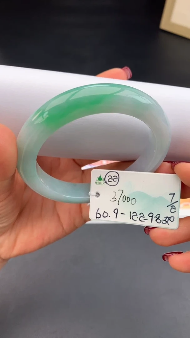 【闪购商品】翡翠手镯未镶嵌 #情人节#送礼，下单联系客服核对地址~