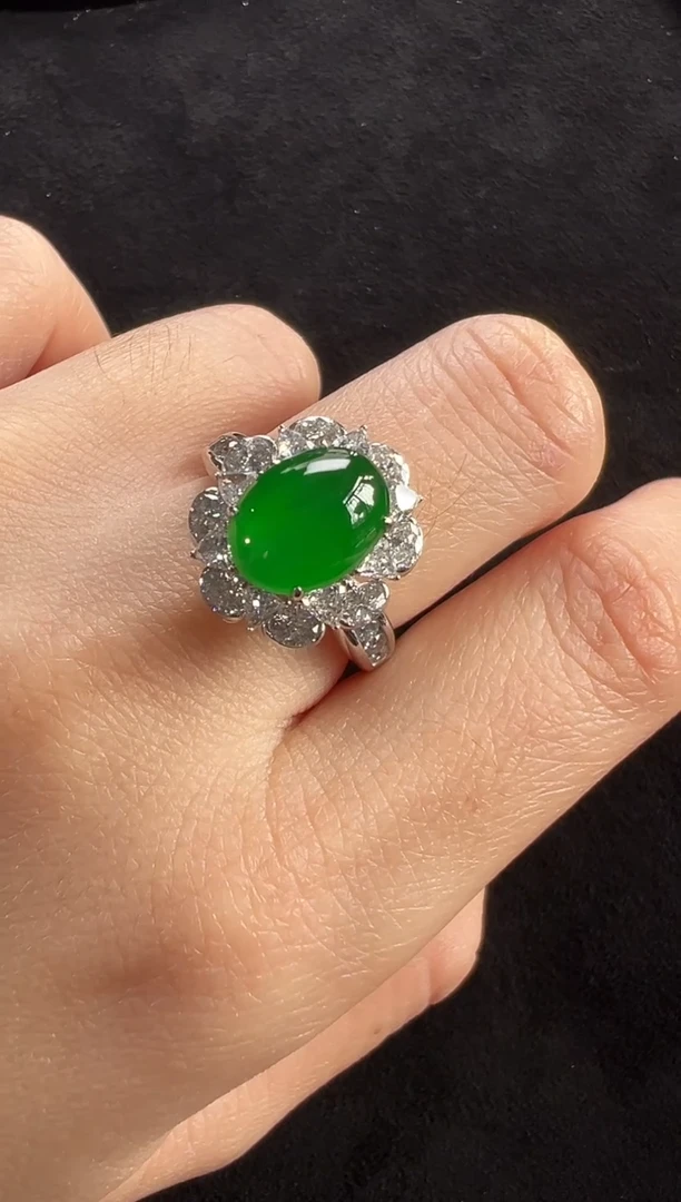 18K金镶嵌戒指翡翠高冰正冰阳绿蛋面戒指