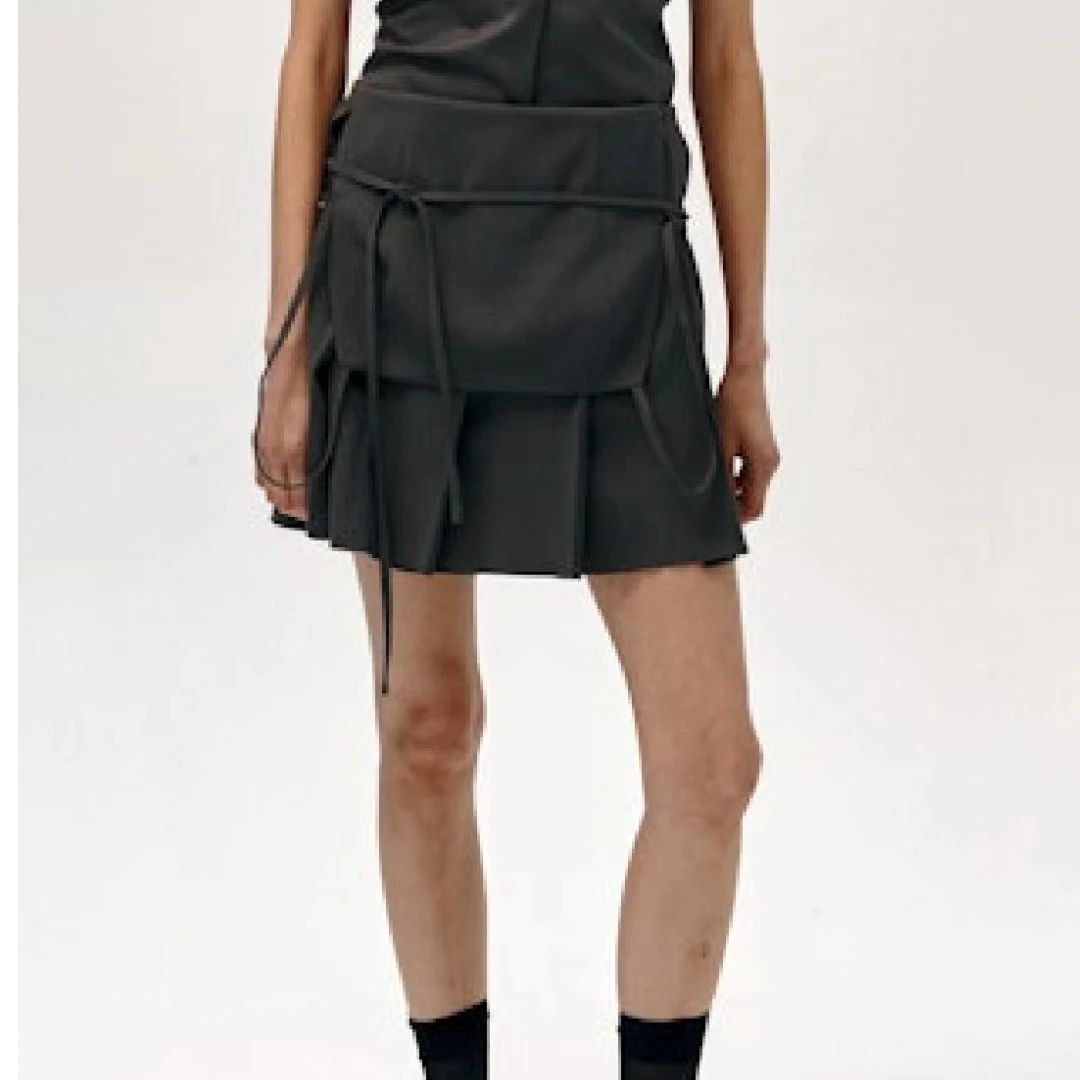 LOW CLASSIC 设计师品牌【output】深灰色多穿法迷你百褶裙