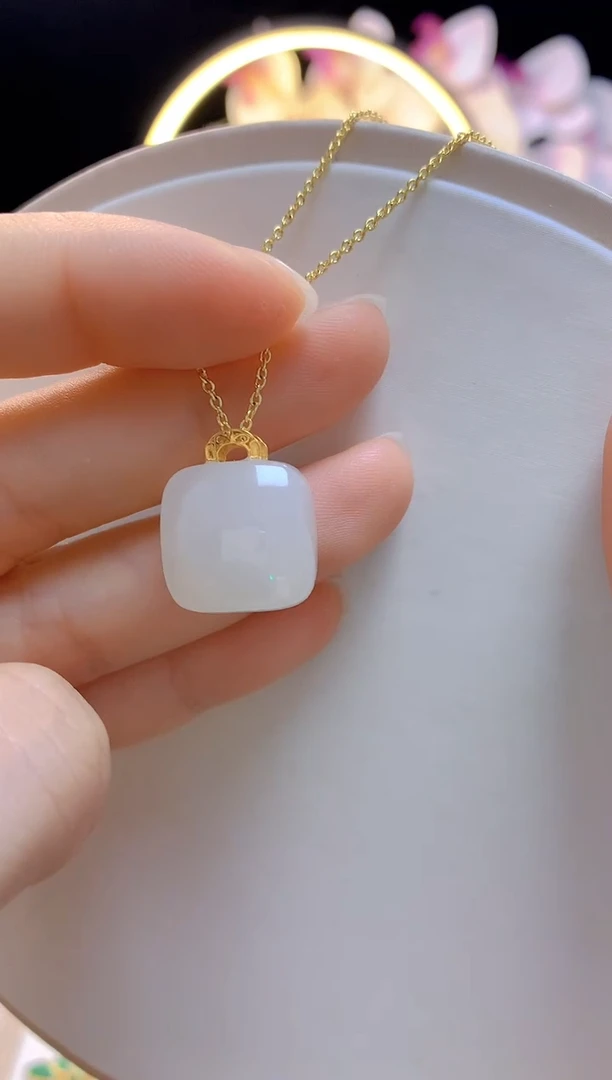 和田玉18K金镶嵌吊坠(赠链)白玉方糖