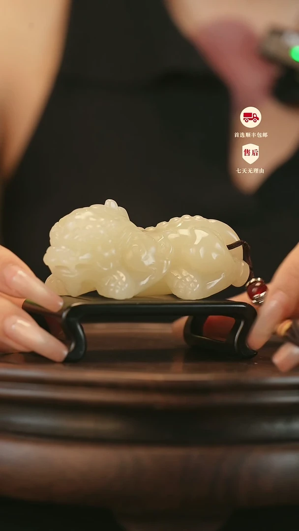 云南石竹叶青雕刻：吞金貔貅手把件