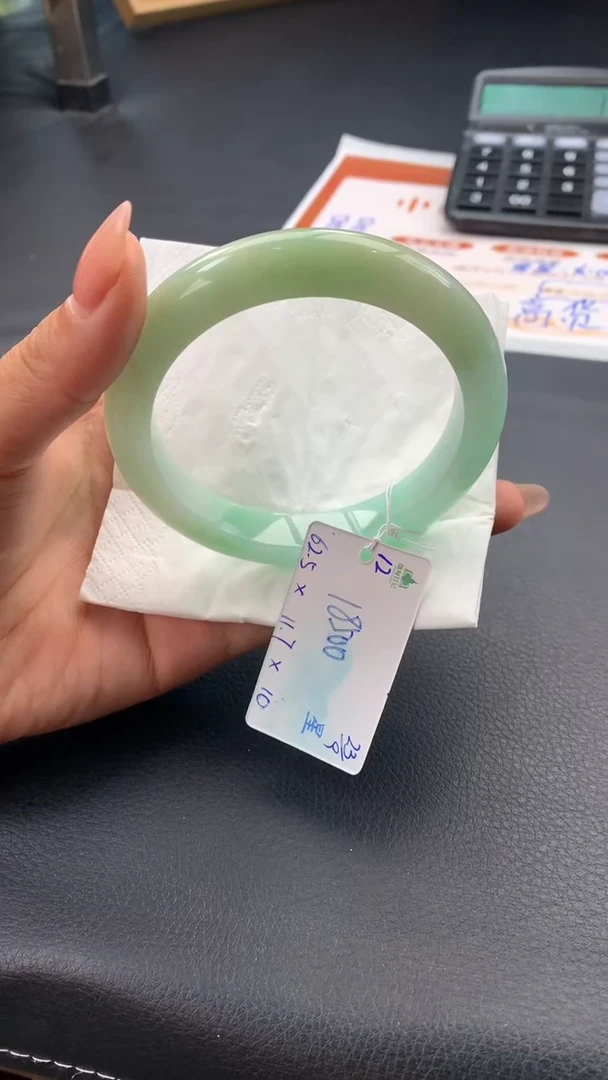 未镶嵌手镯翡翠自带#送人#，联系客服核对地址~