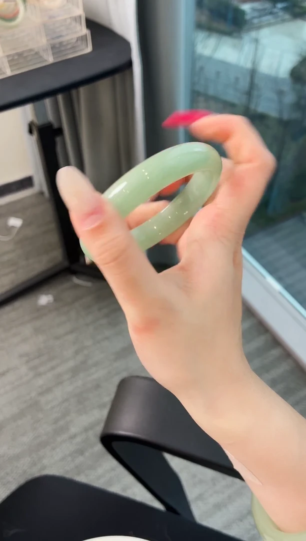 未镶嵌手镯石英质玉119.56