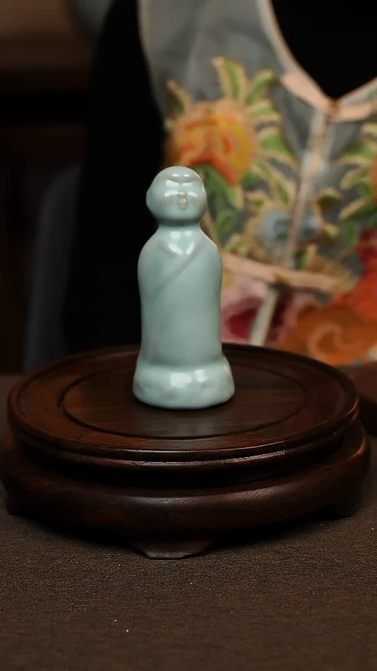 瓷片天青色茶宠小和尚 微瑕 不带礼盒
