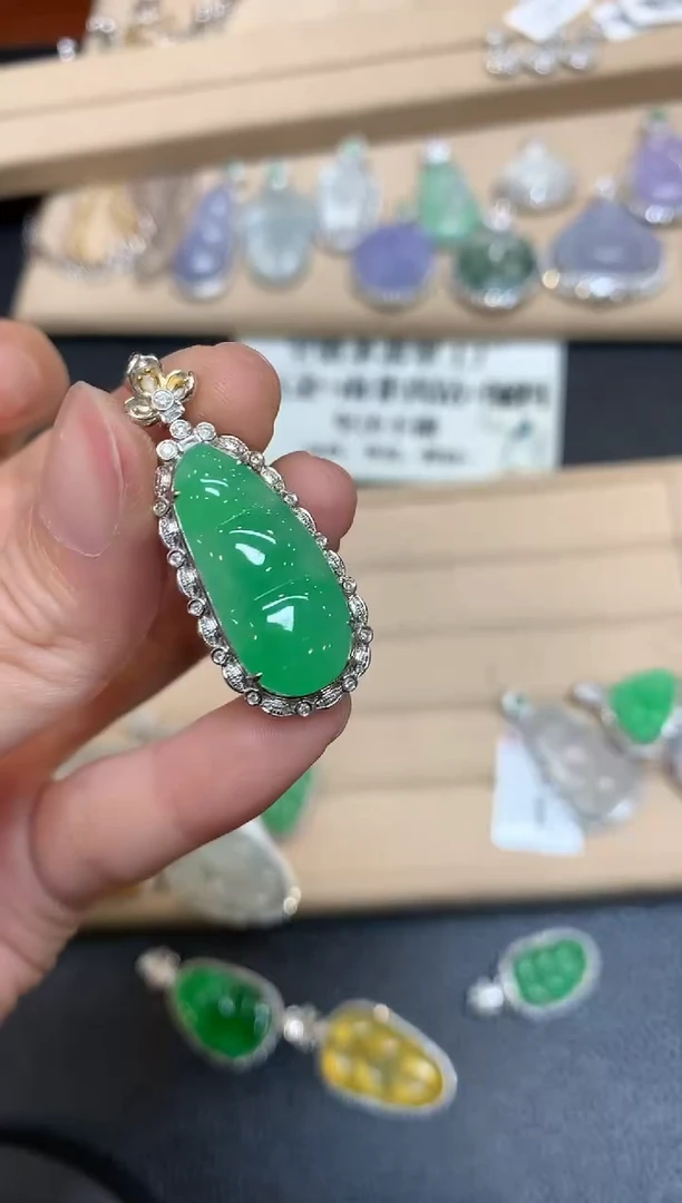 【闪购商品】翡翠颈饰18K金镶嵌福豆【无服务费