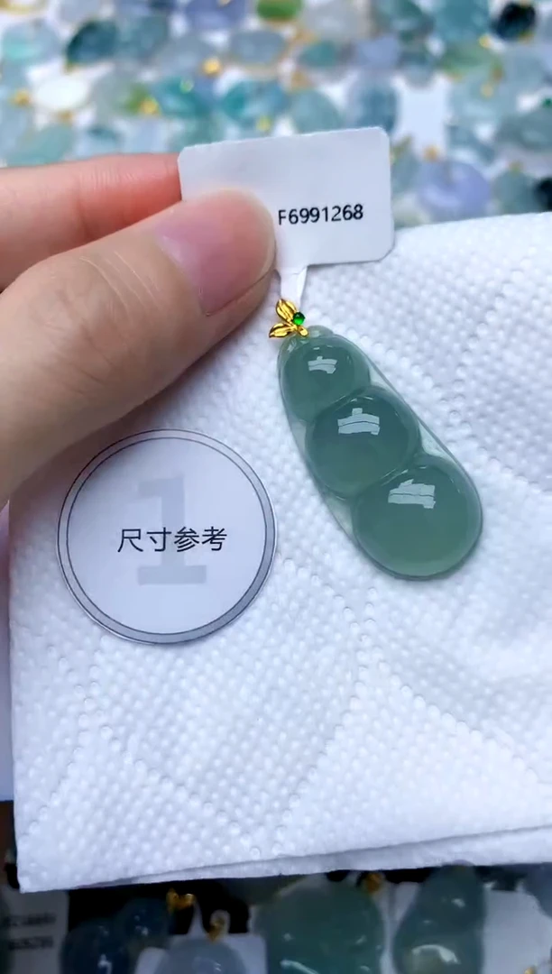 颈饰18K金镶嵌翡翠天然A货翡翠
