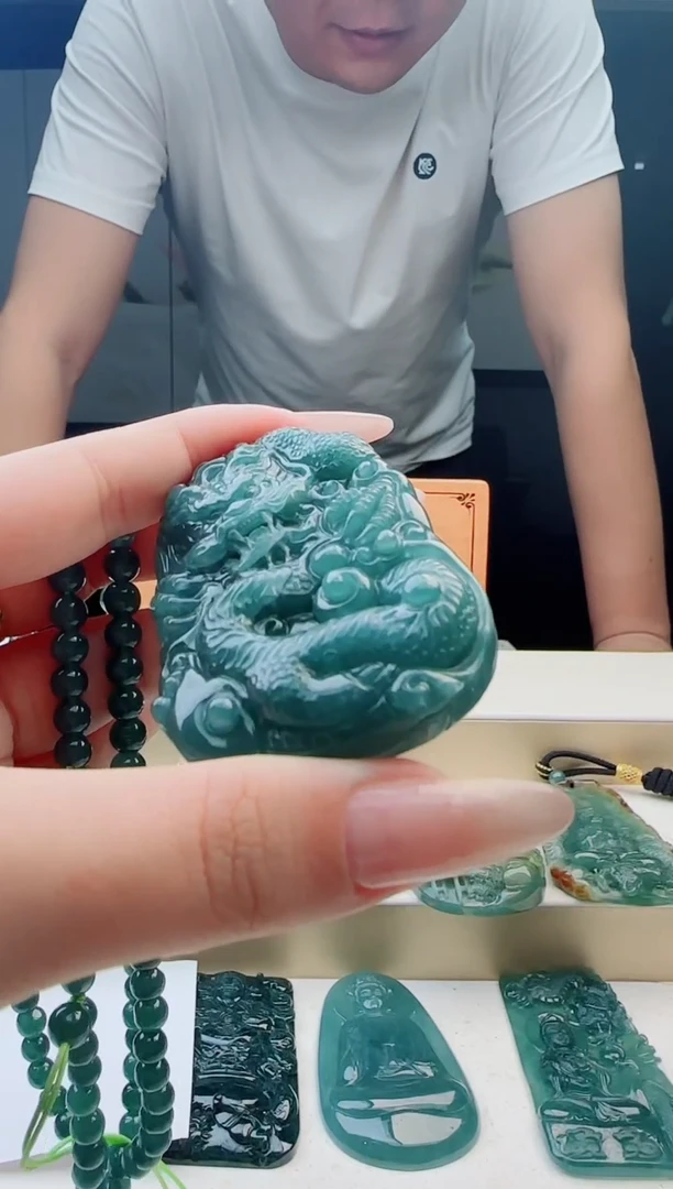 颈饰未镶嵌翡翠多样性发其中一