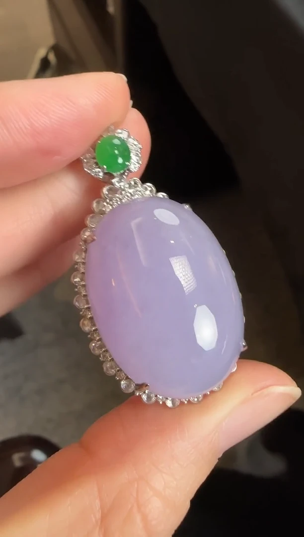 颈饰18K金镶嵌翡翠606蛋面一个