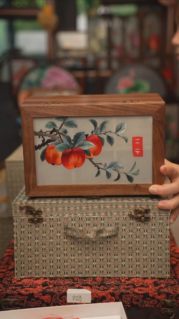 扇子苏绣双面绣胡桃木化妆盒长24CM.宽16CM.高12CM