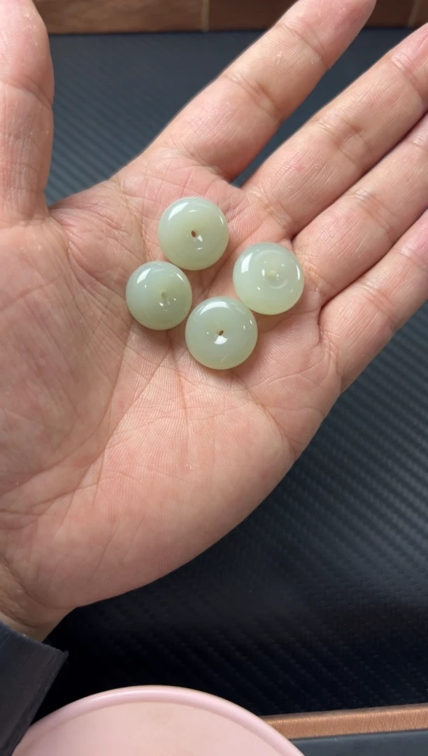 和田玉未镶嵌吊坠(不含链)且末微色差近矿