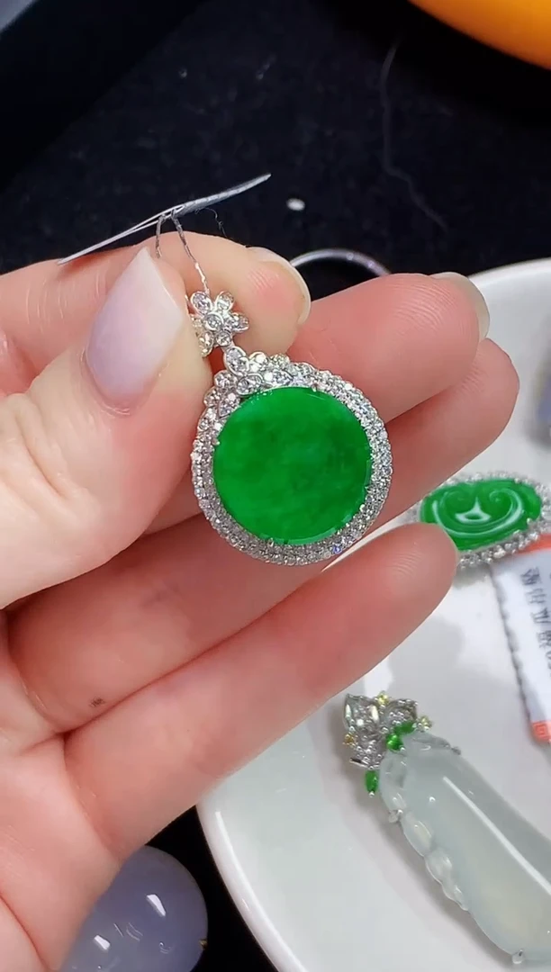 吊坠(不含链)18K金镶嵌翡翠LSR多样性发其一