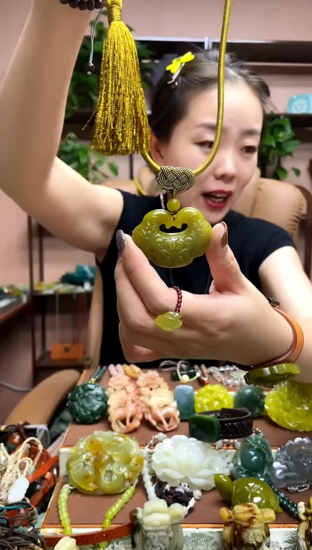 未镶嵌岫玉吊坠多样性发货发其中之一