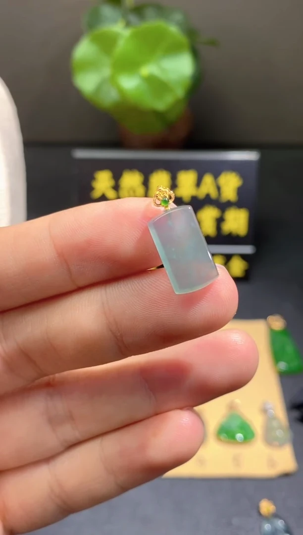 颈饰18K金镶嵌翡翠翡翠A货