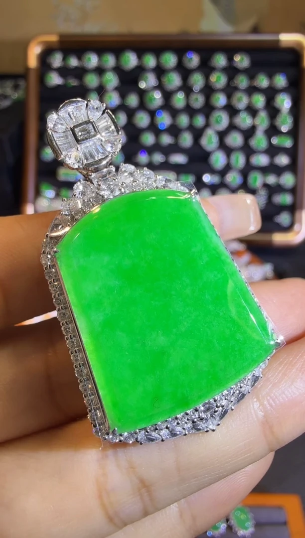 【闪购商品】翡翠吊坠(赠链)18K金镶嵌高冰正样本满绿大无事牌吊坠