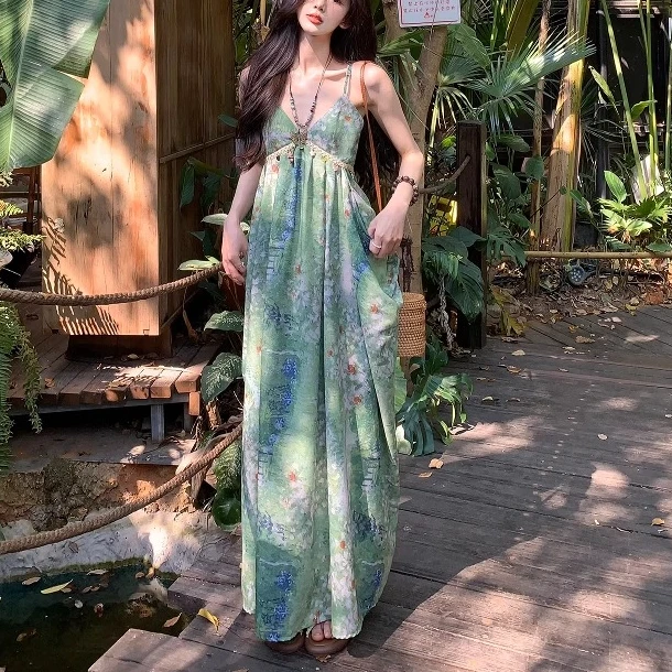夏季新款法式出片气质V领吊带长款连衣裙女收腰显瘦沙滩沙滩裙