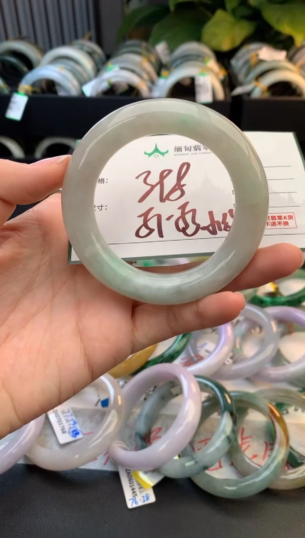 未镶嵌定制翡翠毛货需精细抛光+多人