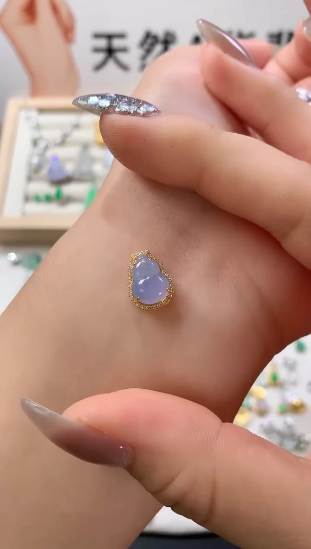 颈饰18K金镶嵌翡翠紫葫芦路路通