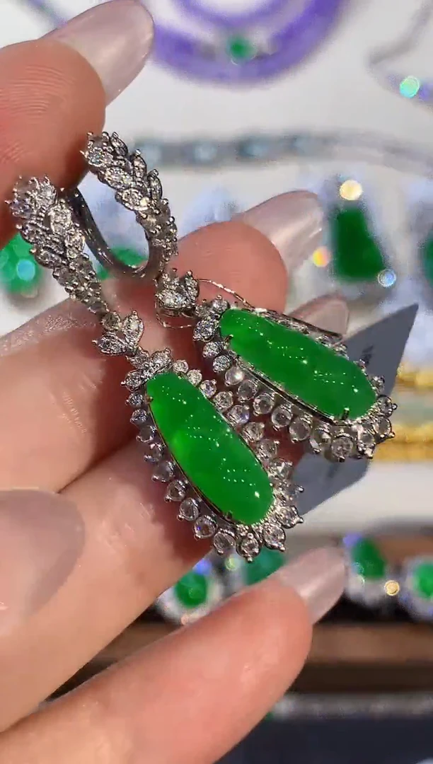 18K金镶嵌翡翠耳饰多样性发其一