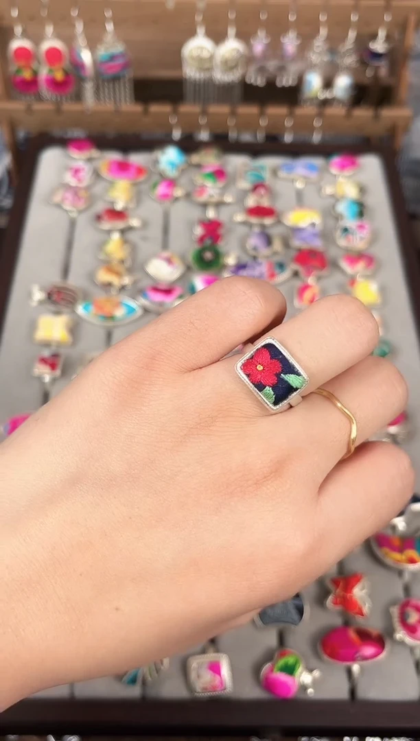 织绣木****a民族风非遗老绣饰品618