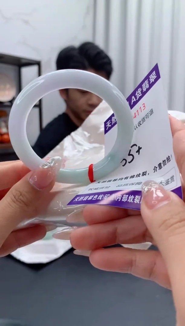 未镶嵌手镯翡翠有纹，完美者勿拍