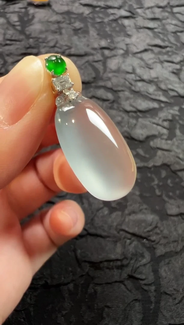 项链18K金镶嵌翡翠高冰玻璃种福瓜