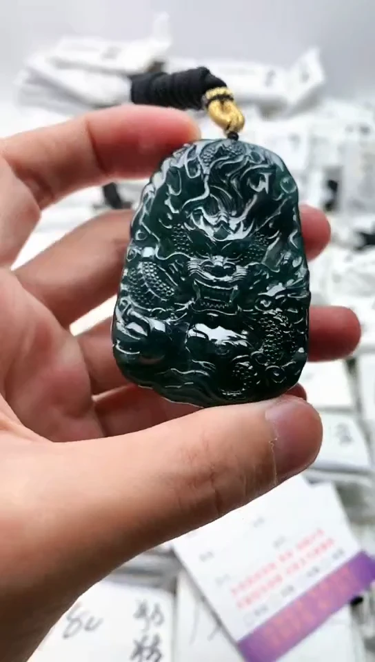 翡翠未镶嵌颈饰龙牌