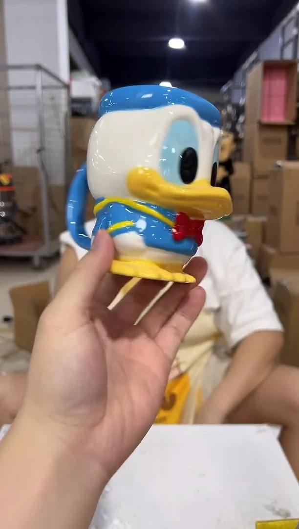 瓷片Q版唐老鸭全身杯 陶瓷