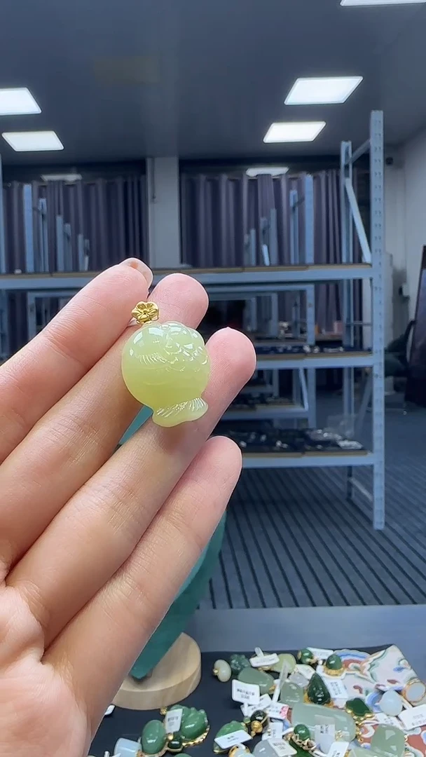 18K金镶嵌和田玉挂件1