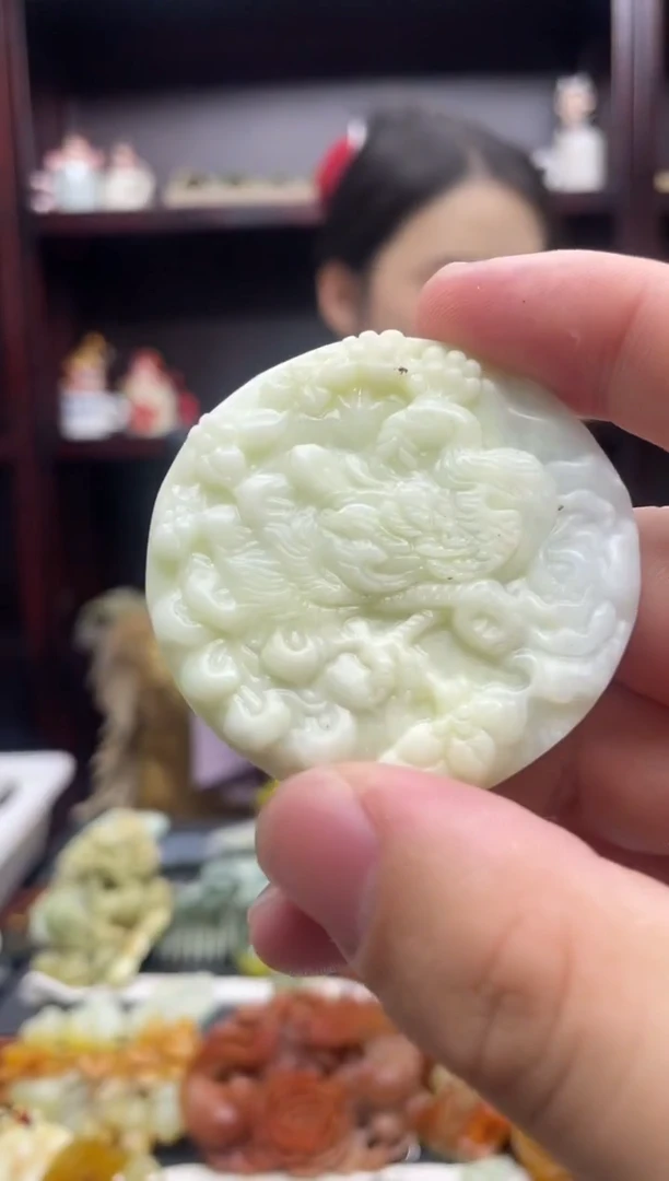 岫玉未镶嵌吊坠·