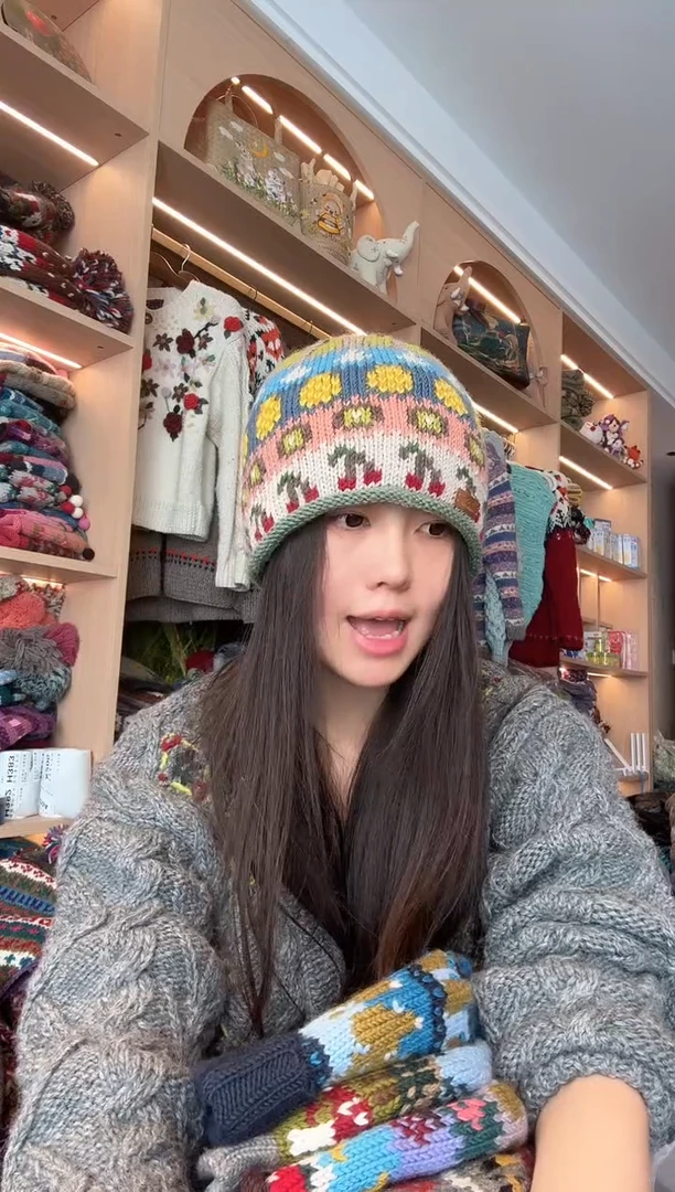 羊毛樱桃卷边帽