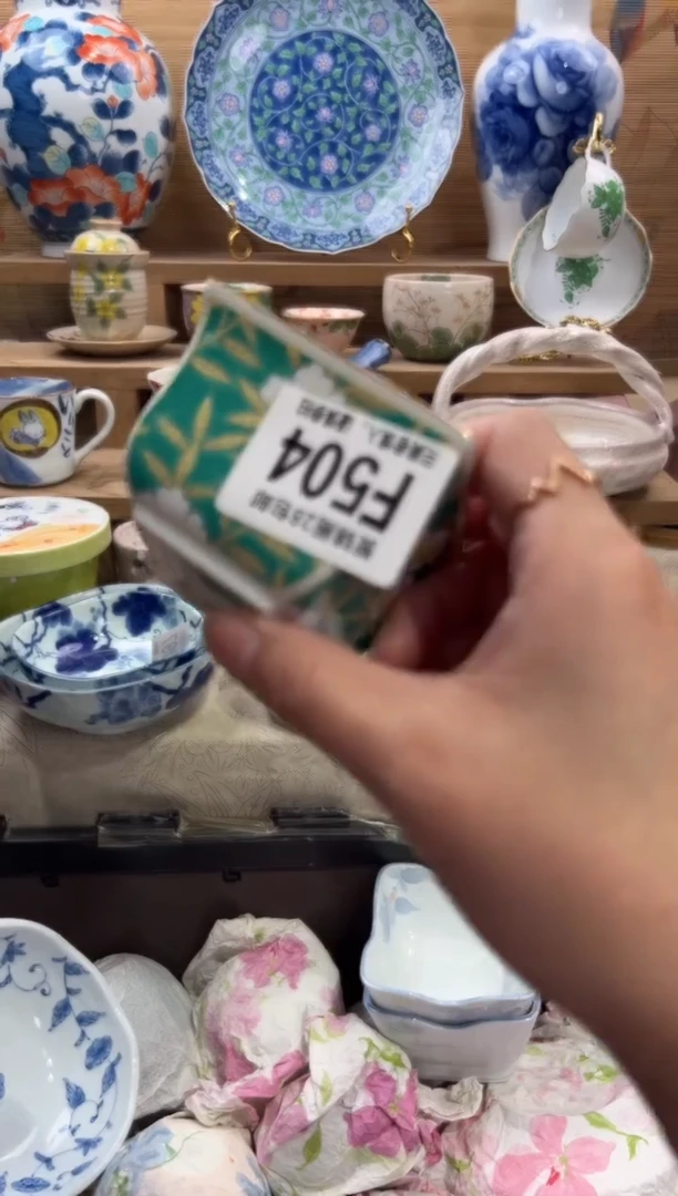 瓷片莫****?     F504