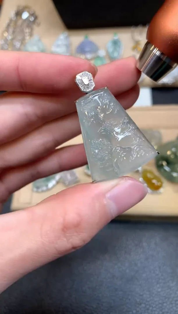 【闪购商品】翡翠颈饰18K金镶嵌无事牌【无服务费】