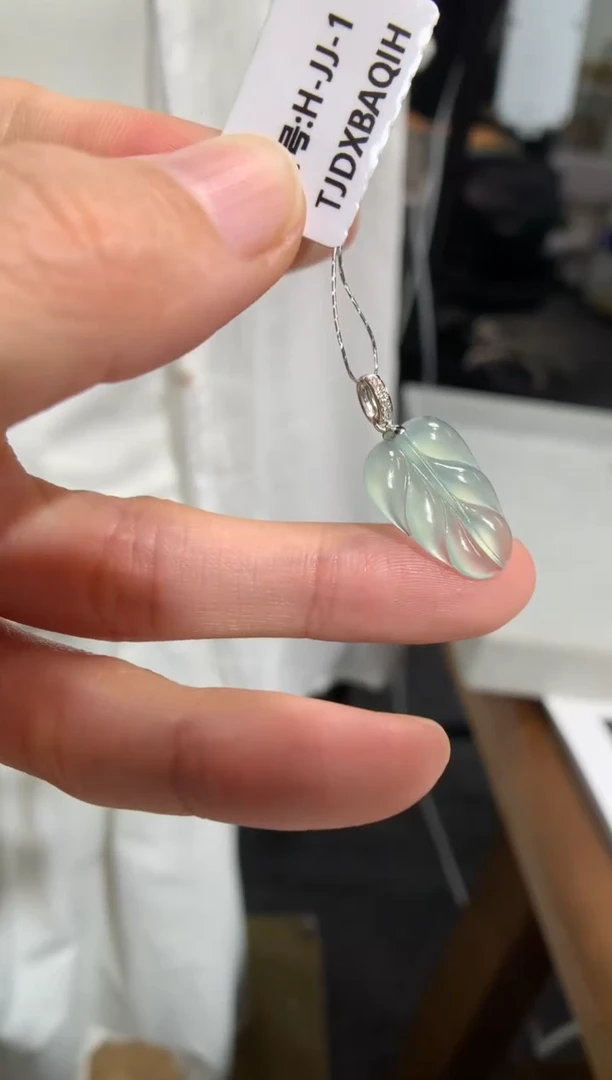 翡翠18K金镶嵌颈饰叶子