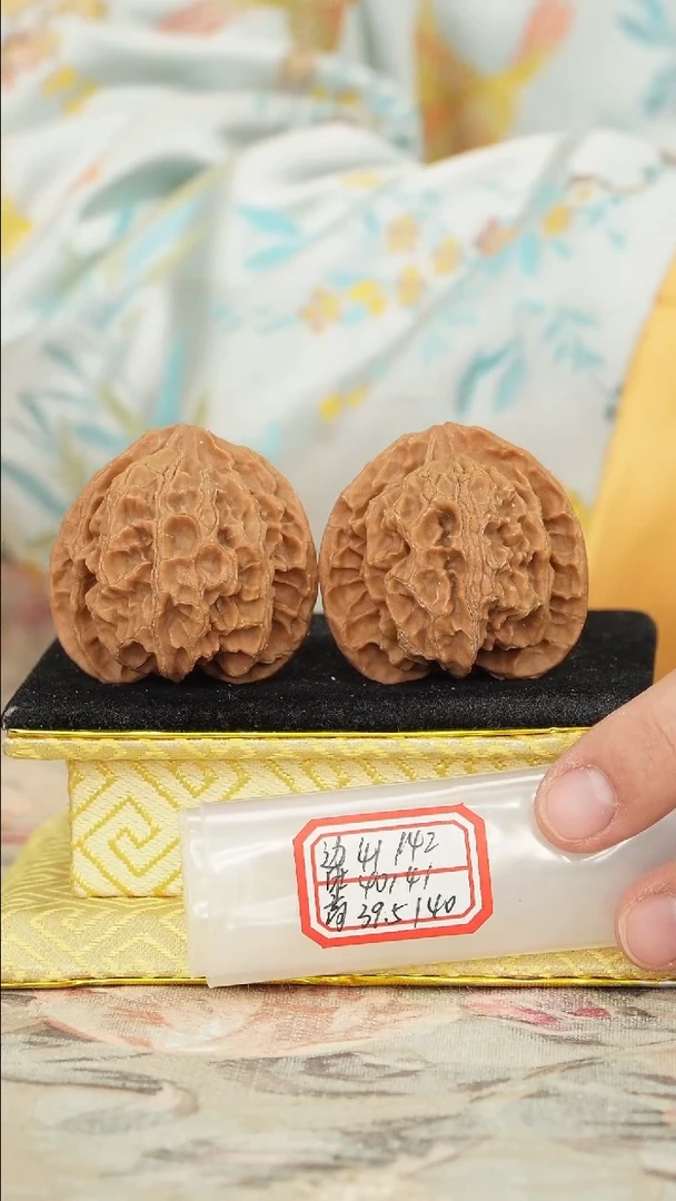 【闪购商品】文玩核桃把件梨木台