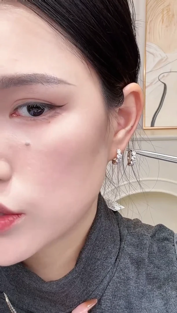 18K金镶嵌实验室培育钻石耳饰18k金k黄五钻耳圈