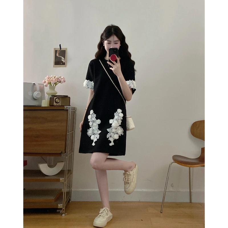 大码夏季新款胖MM洋气减龄高级感黑色连衣裙设计感花朵装饰赫本裙