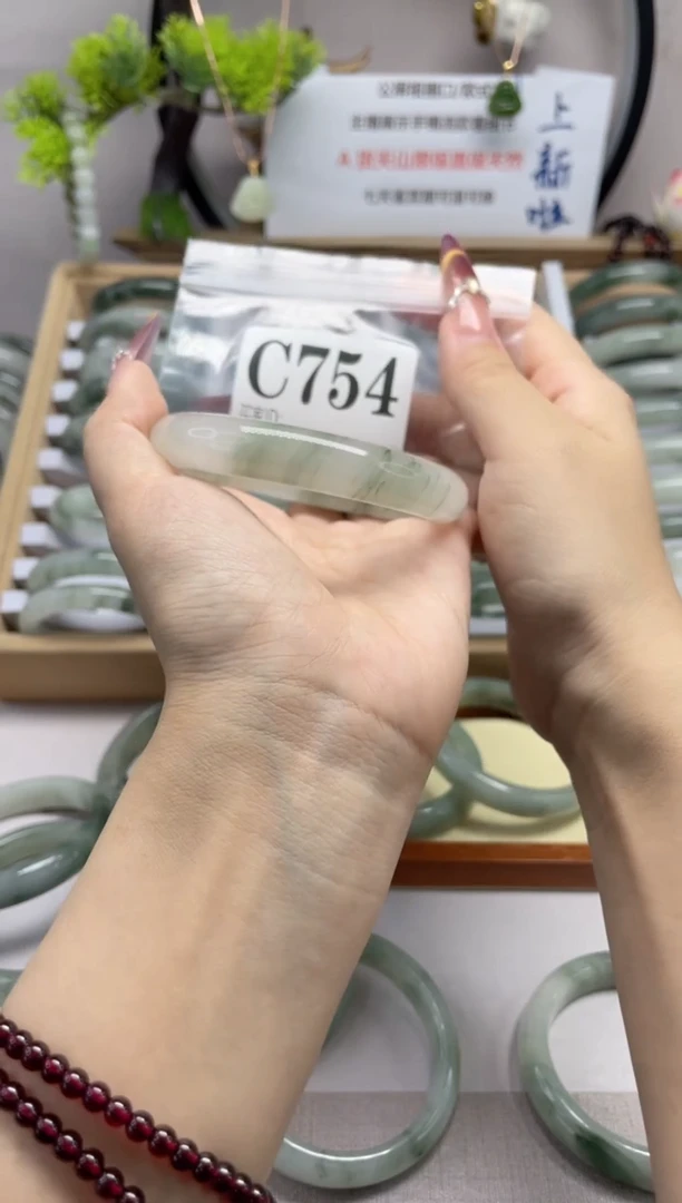 【闪购商品】石英质玉（天山翠）手镯未镶嵌c754