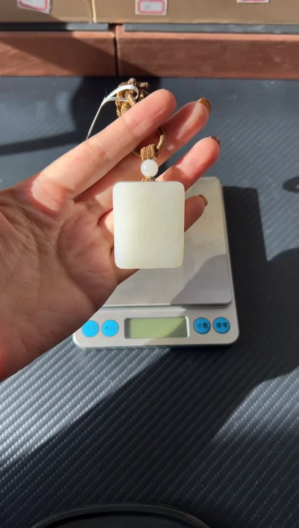 吊坠(赠链)未镶嵌和田玉黑山微色差吊坠m