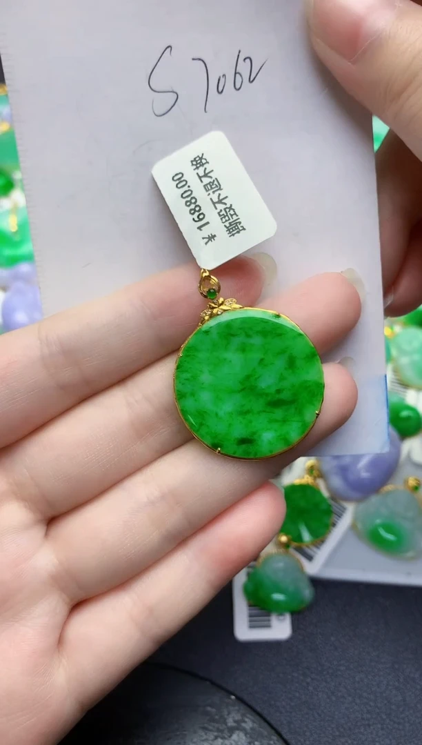 颈饰18K金镶嵌翡翠缅甸天然翡翠A货