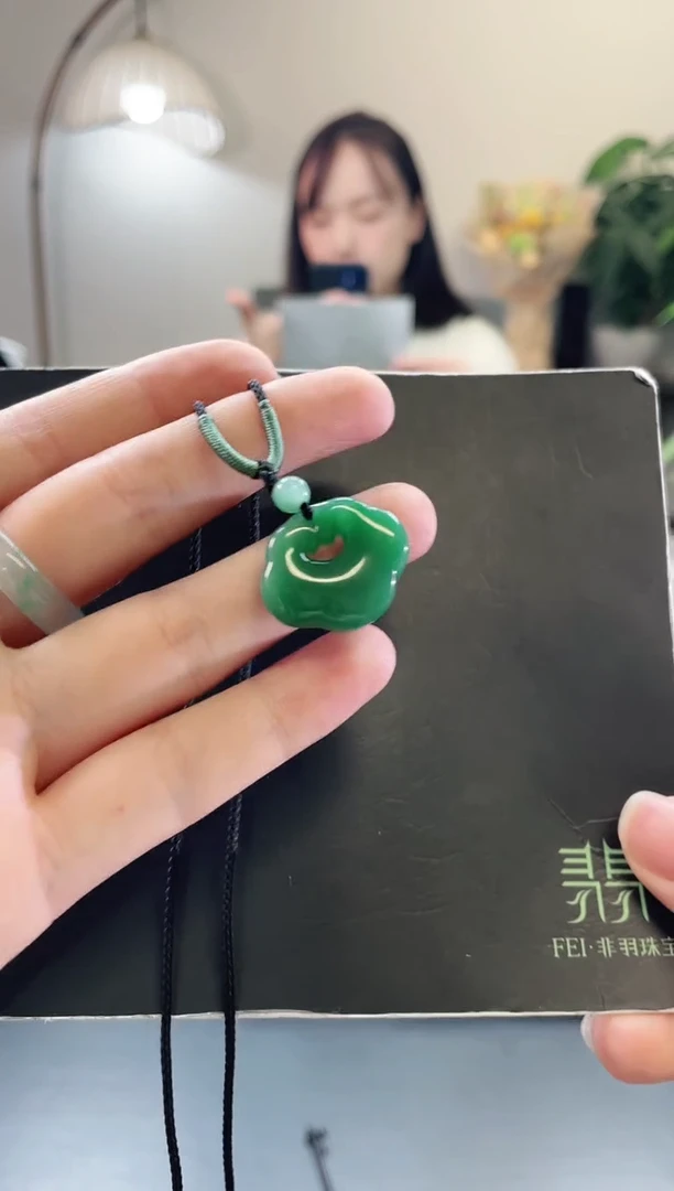 颈饰未镶嵌石英质玉绿如意锁