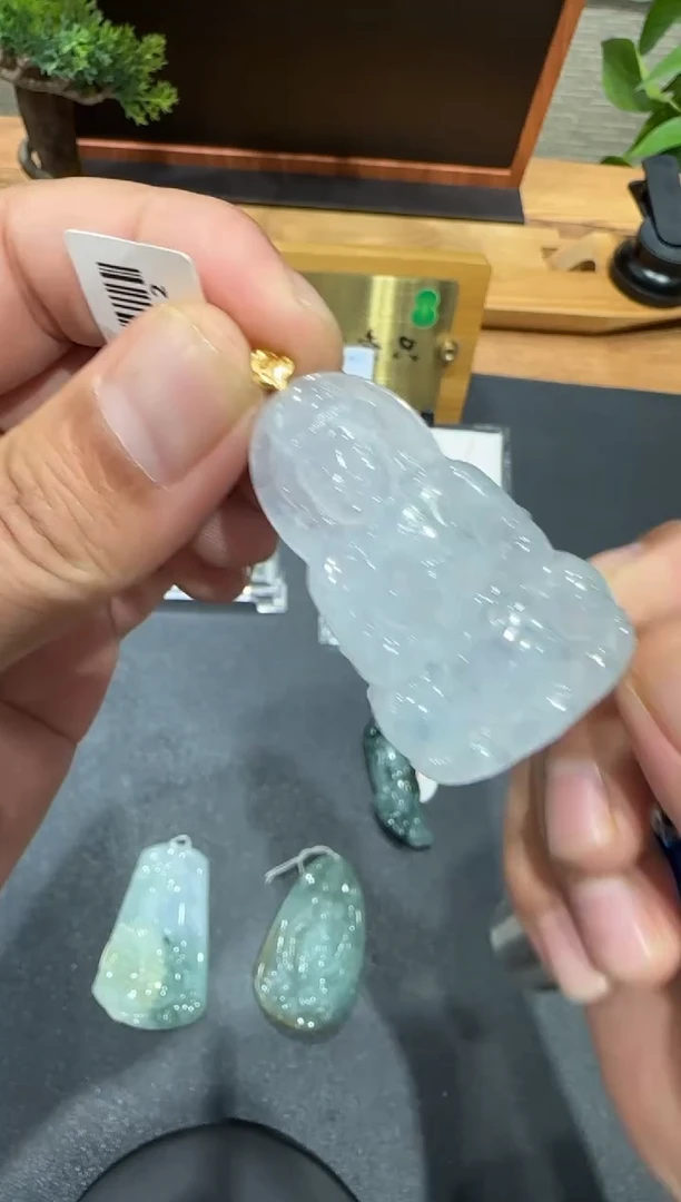 18K金镶嵌挂件翡翠A货翡翠多样性孤品