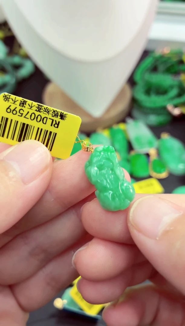 吊坠(不含链)18K金镶嵌翡翠小**烤挂件