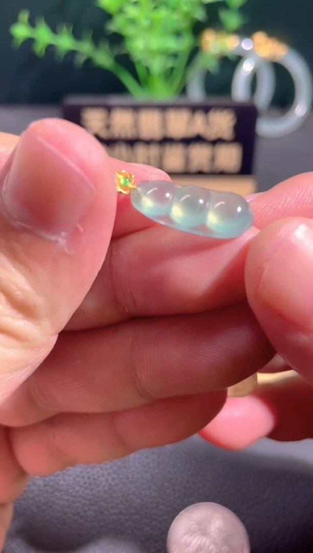 翡翠18K金镶嵌颈饰翡翠