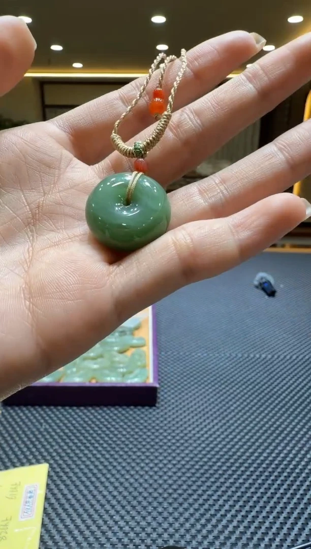 颈饰未镶嵌和田玉挂件