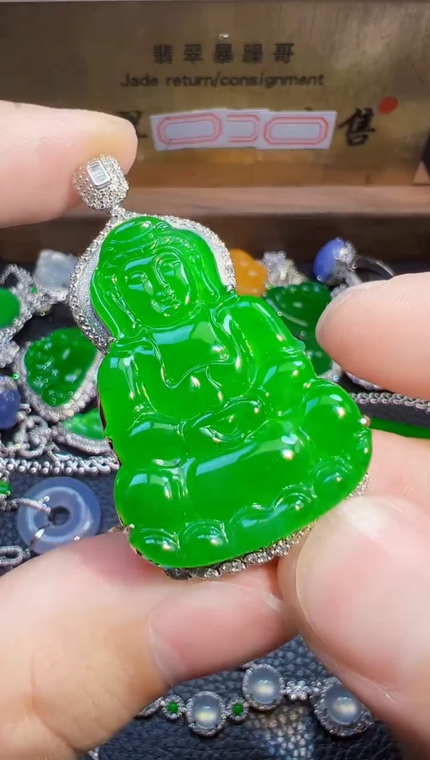 翡翠18K金镶嵌颈饰翡翠