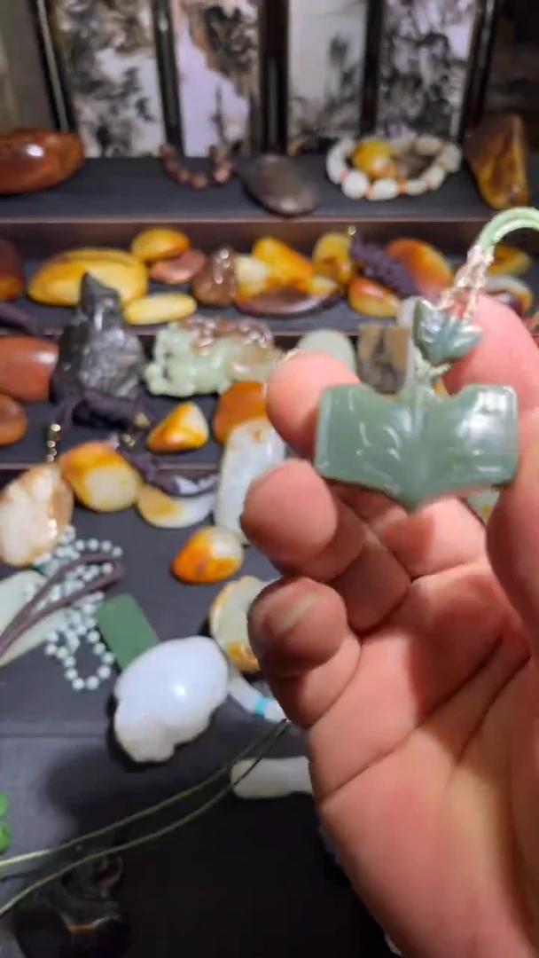 吊坠(赠链)未镶嵌和田玉沙枣青守护吊坠